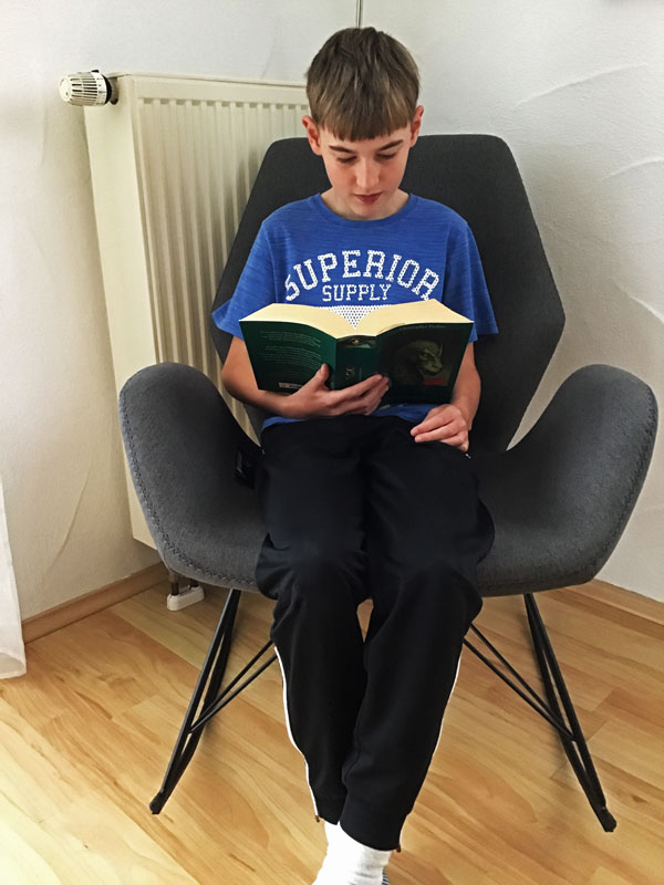Unsere Berichte aus dem Schulleben – Jonas beim Lesen